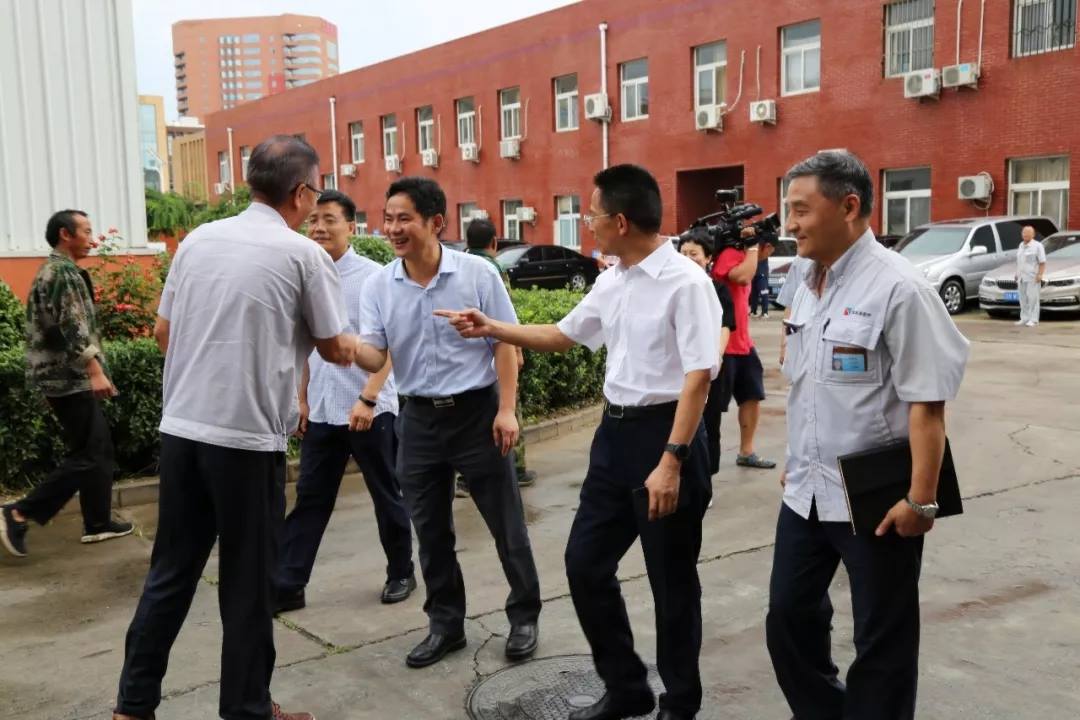 東華原醫(yī)療董事長(zhǎng)接待各位來賓 東華原醫(yī)療董事長(zhǎng)接待各位來賓