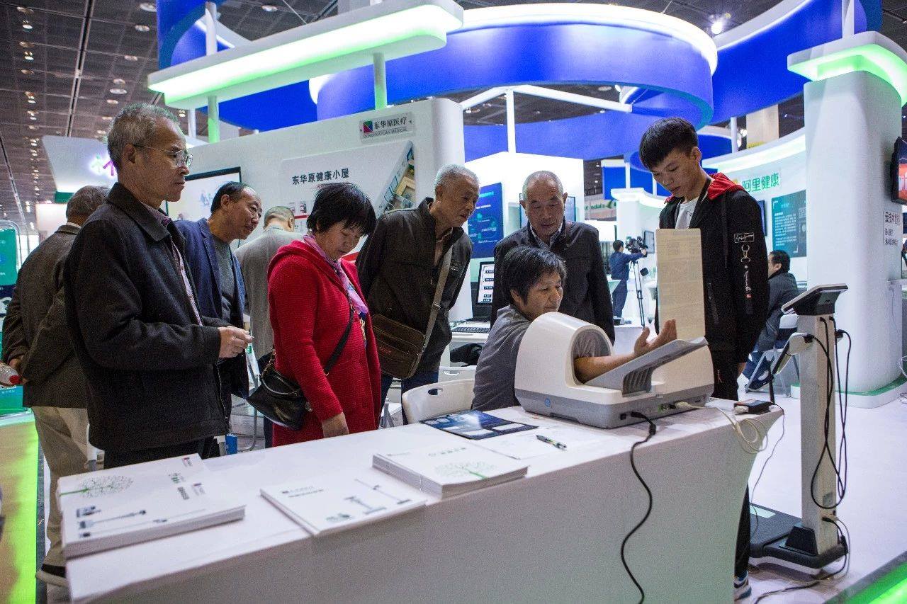 血壓儀體驗(yàn)中 血壓儀體驗(yàn)中