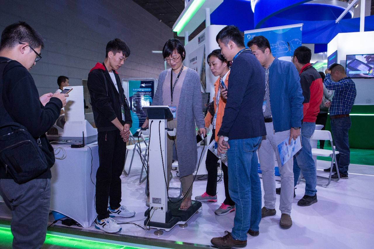 人體成分體驗(yàn)中 人體成分體驗(yàn)中