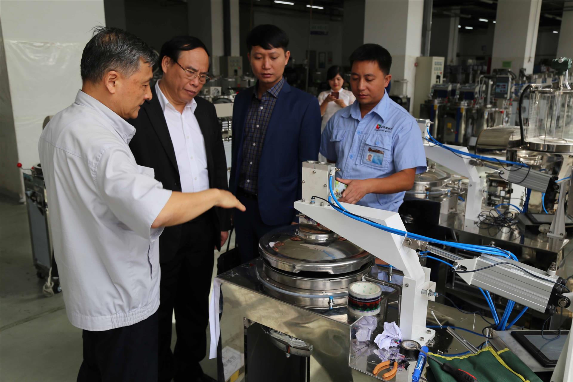 參觀煎藥機(jī)生產(chǎn)車間