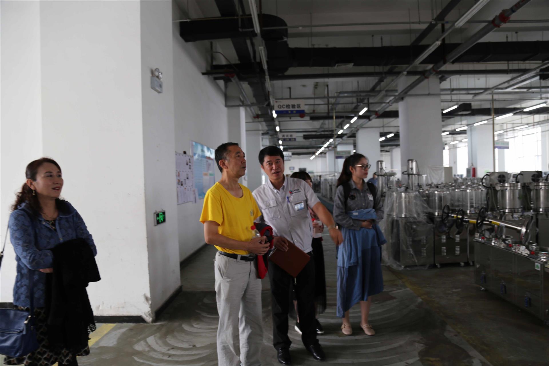 參觀煎藥機的生產(chǎn)車間 參觀煎藥機的生產(chǎn)車間