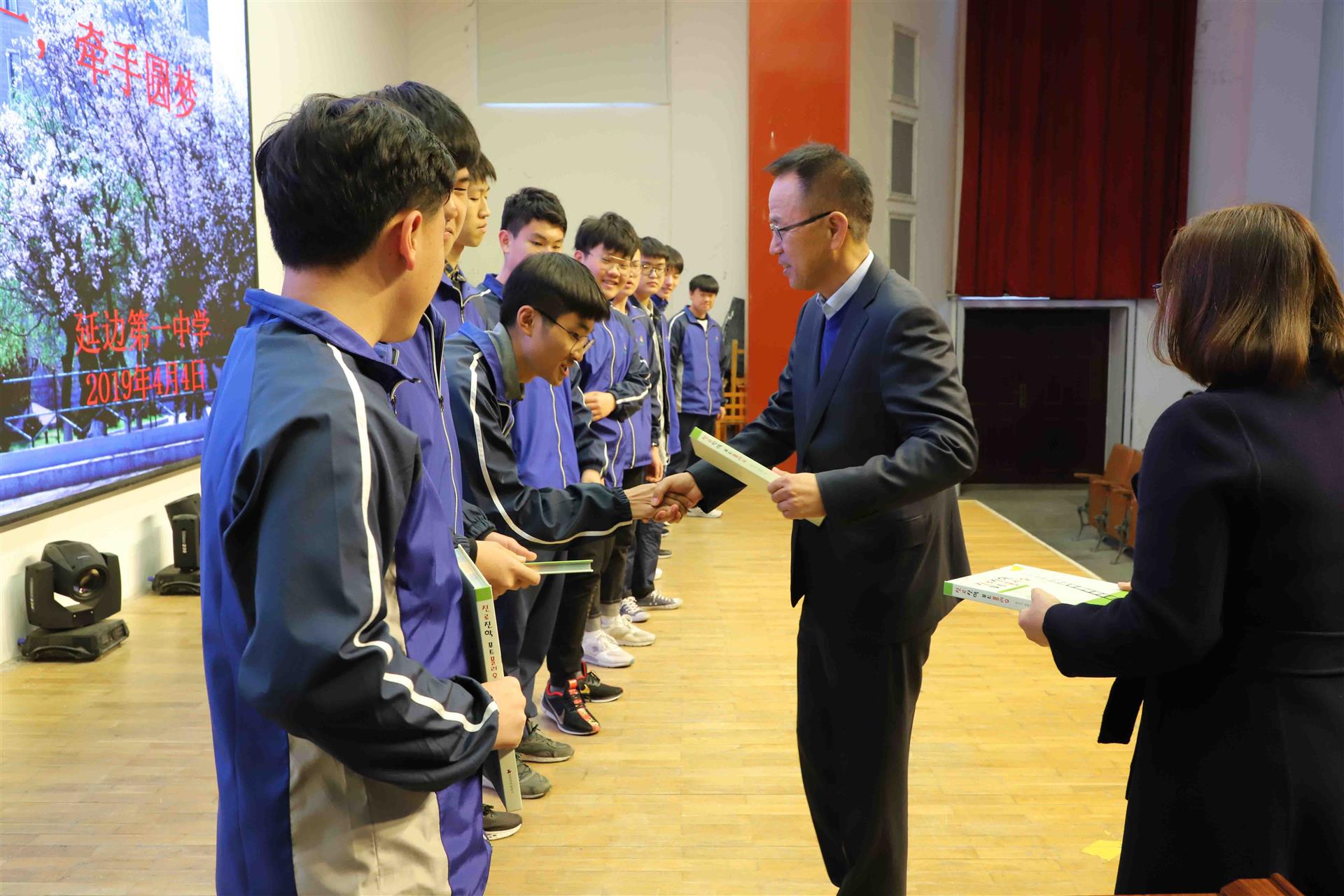 捐贈(zèng)圖書 捐贈(zèng)圖書